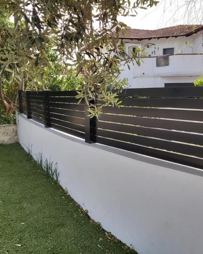 גדר אלומיניום אפורה