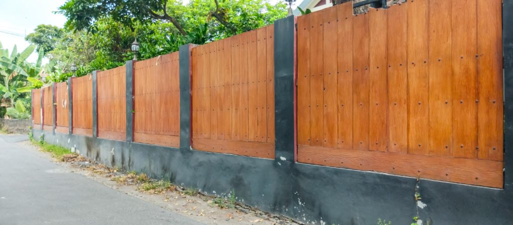 גדר אלומיניום דמוי עץ